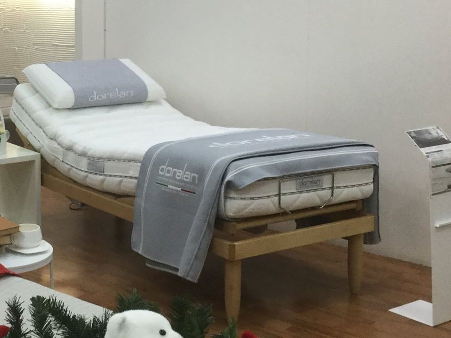Materasso su rete a doghe regolabile nello showroom di vendita materassi e letti a Bari