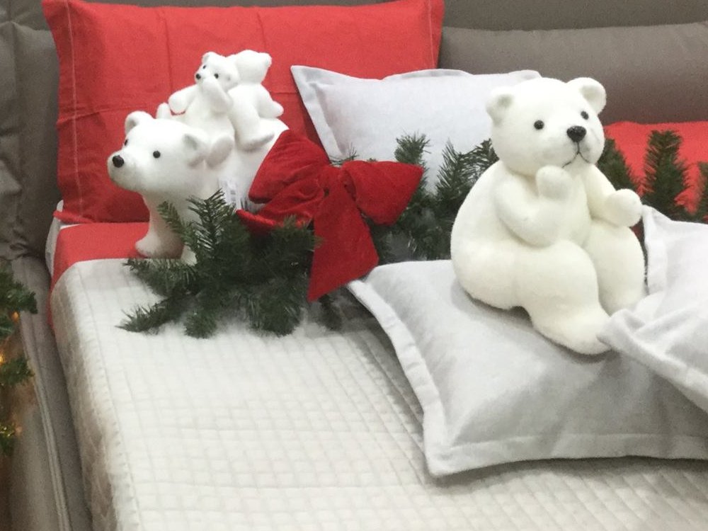 Cuscini e biancheria per il letto in esposizione nello showroom di Bari