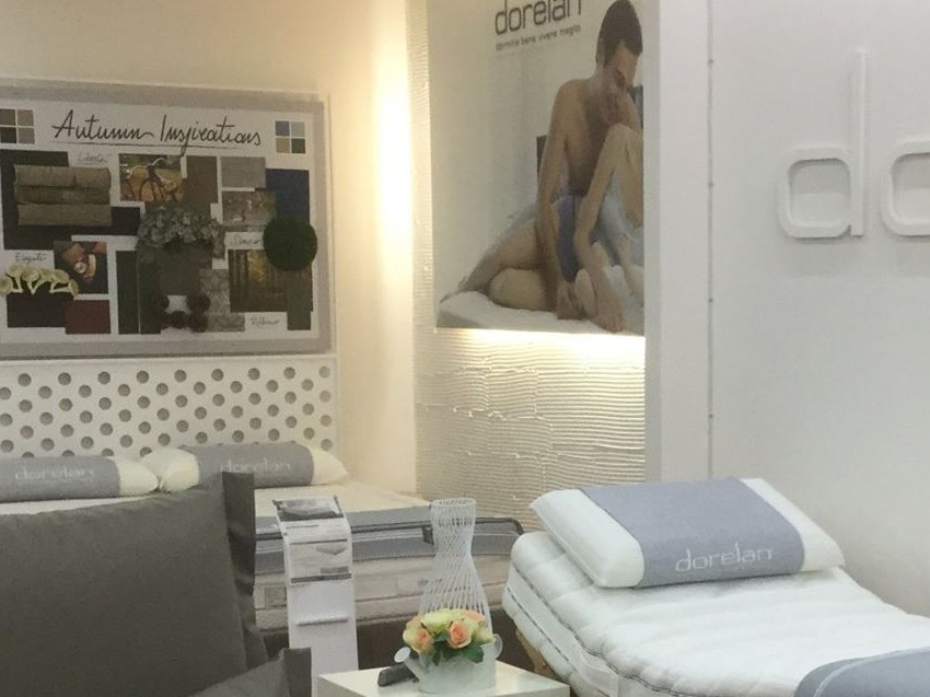 Area espositiva dedicata ai materassi nello showroom di Bari